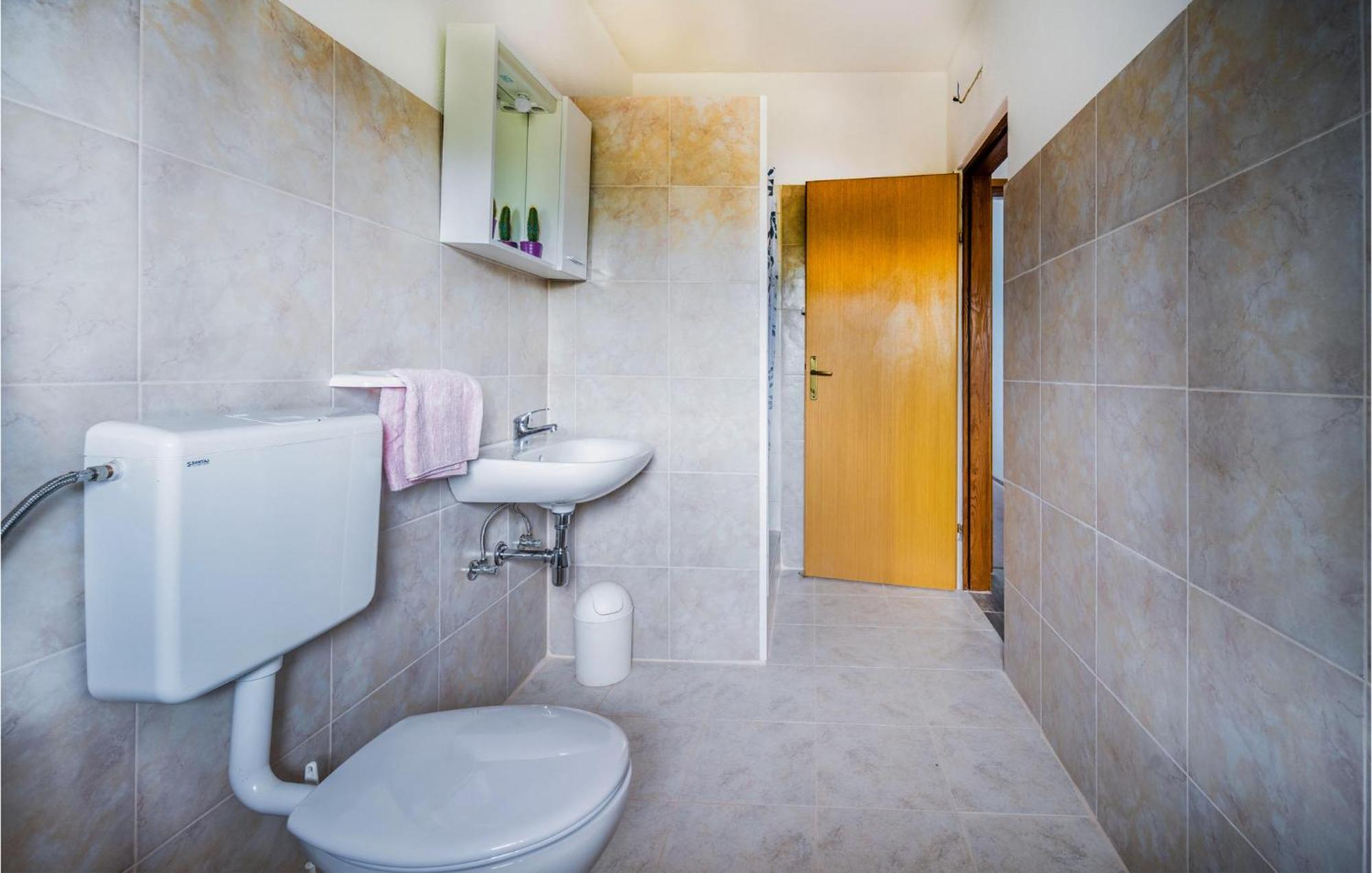 Amazing Apartment In Krnica With Kitchen Ngoại thất bức ảnh