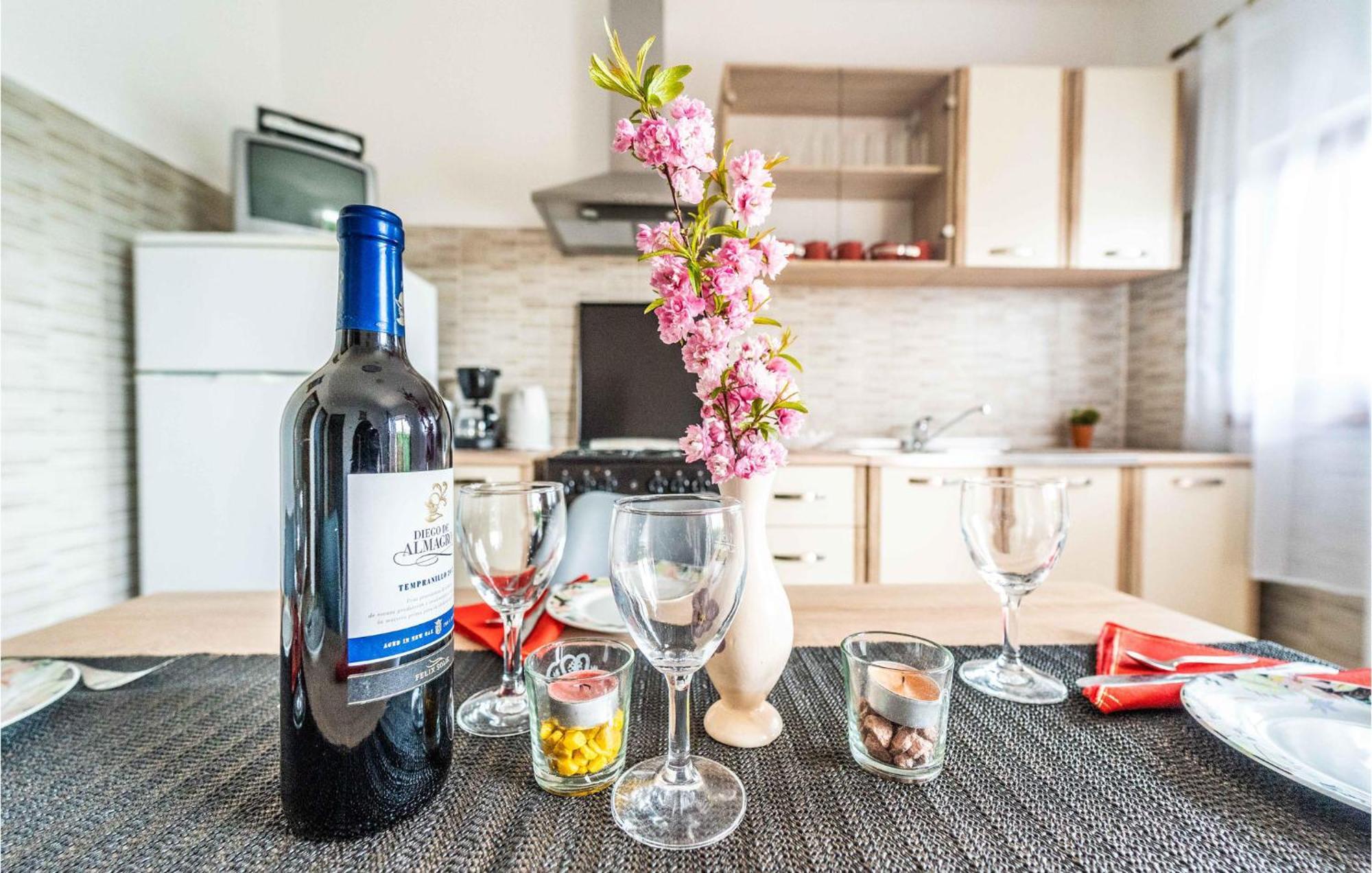 Amazing Apartment In Krnica With Kitchen Ngoại thất bức ảnh